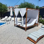 Appartamento Modern With Pool Near Free Parking Traù