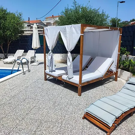 Appartement Modern With Pool Near Free Parking Trogir