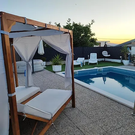 Modern With Pool Near Free Parking *