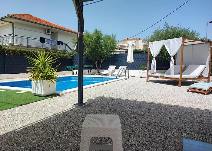 Modern With Pool Near Free Parking Daire *