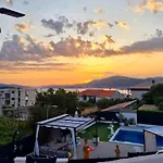 Modern With Pool Near Free Parking Apartment *
