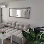 Apartment Modern With Pool Near Free Parking
