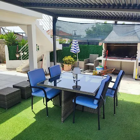 Modern With Pool Near Free Parking