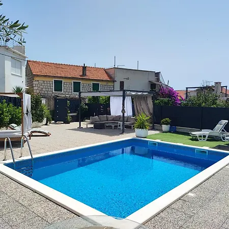 Modern With Pool Near Free Parking *