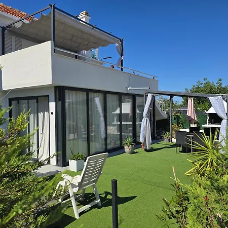 Modern With Pool Near Free Parking Apartment