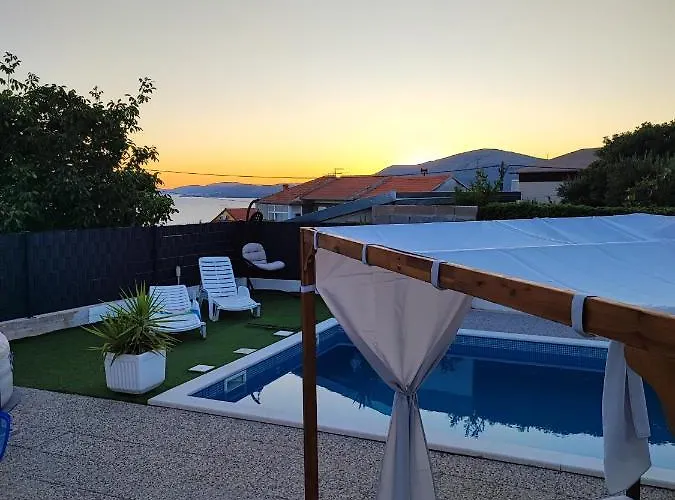 Modern With Pool Near Free Parking