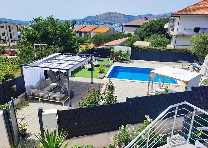 Modern With Pool Near Free Parking * トロギール