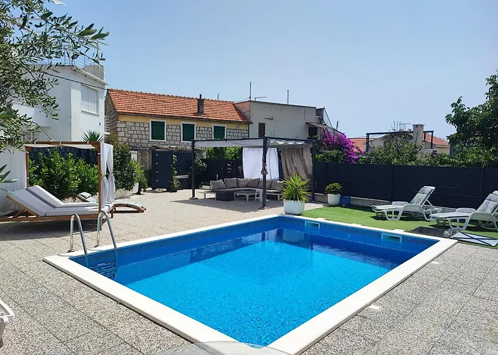 Modern With Pool Near Free Parking *