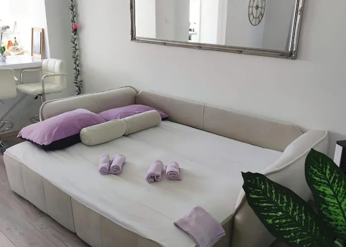 Modern With Pool Near Free Parking *