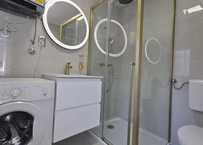 Modern With Pool Near Free Parking *