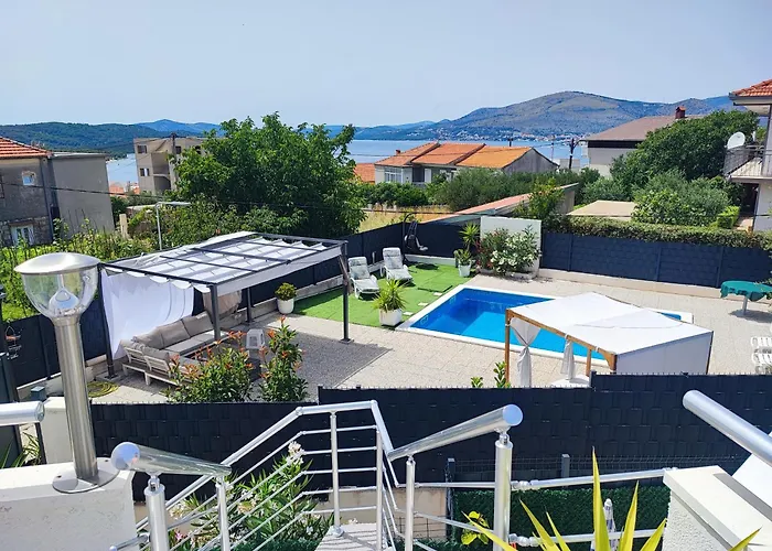 Modern With Pool Near Free Parking Apartment