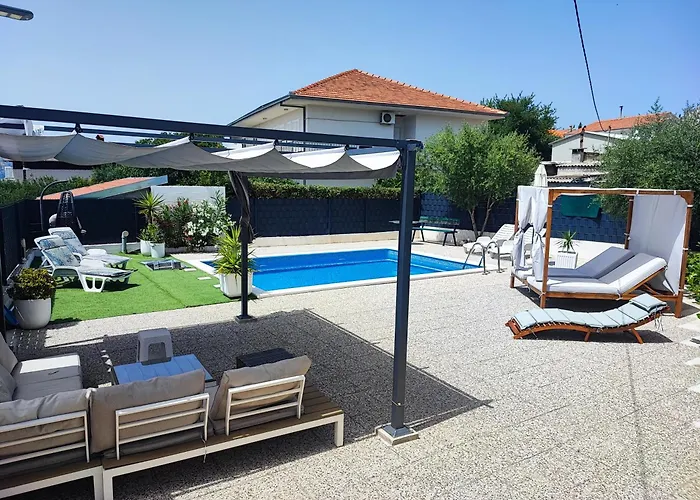 Modern With Pool Near Free Parking Apartment *