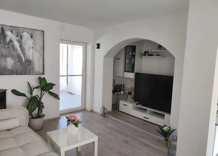 Modern With Pool Near Free Parking Trogir